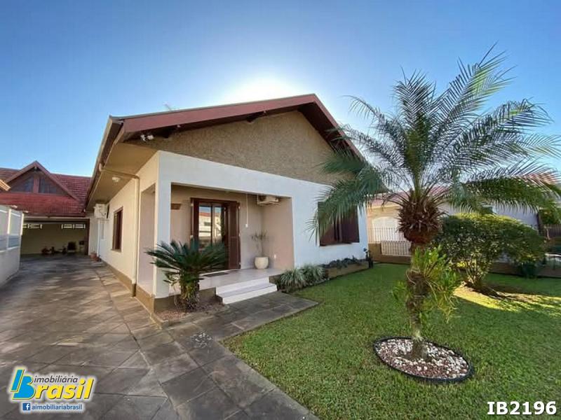 Ampla casa de alvenaria com 3 dormitórios 