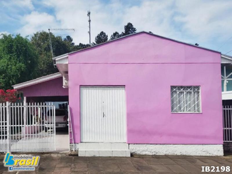 Terreno com 2 casas de alvenaria                     