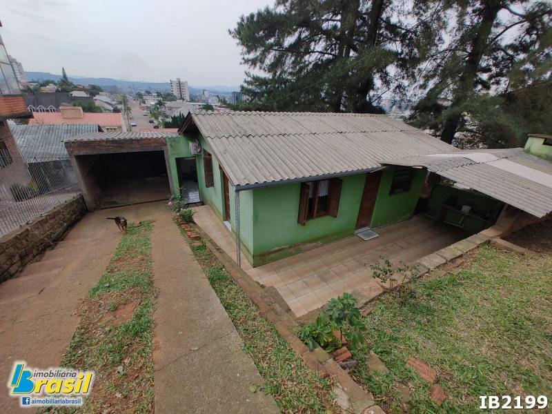 Casa com 2 dormitórios e amplo terreno