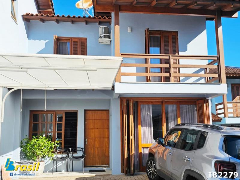 Linda casa em condomínio fechado            