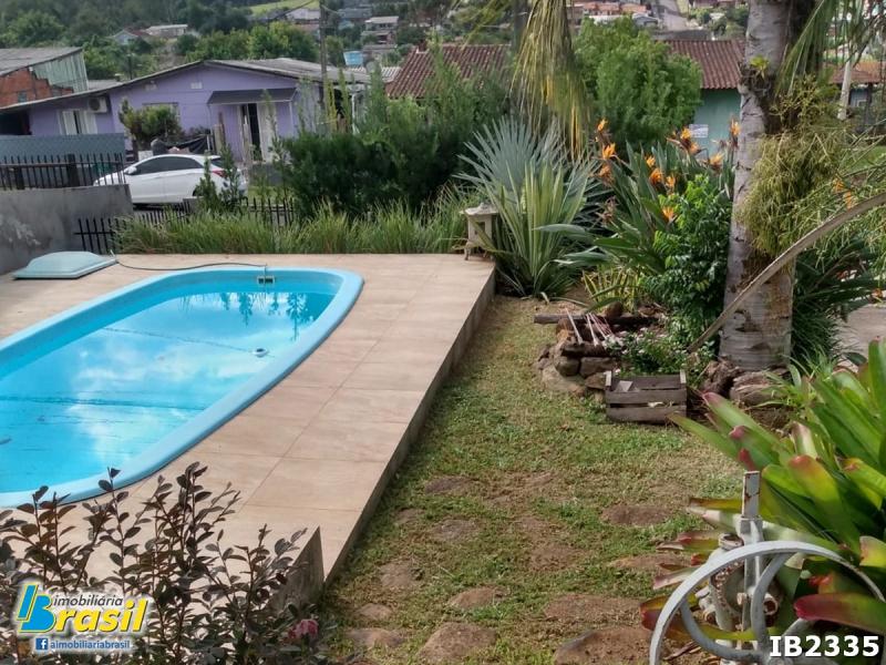 Casa plana com amplo terreno e 3 dormitórios 