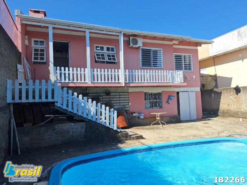 Casa com 3 dormitórios e piscina