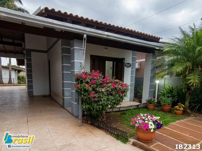 Casa plana com 3 dormitórios em excelente localização