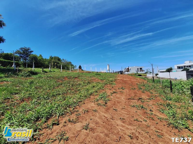 Amplo terreno de esquina com ótima localização