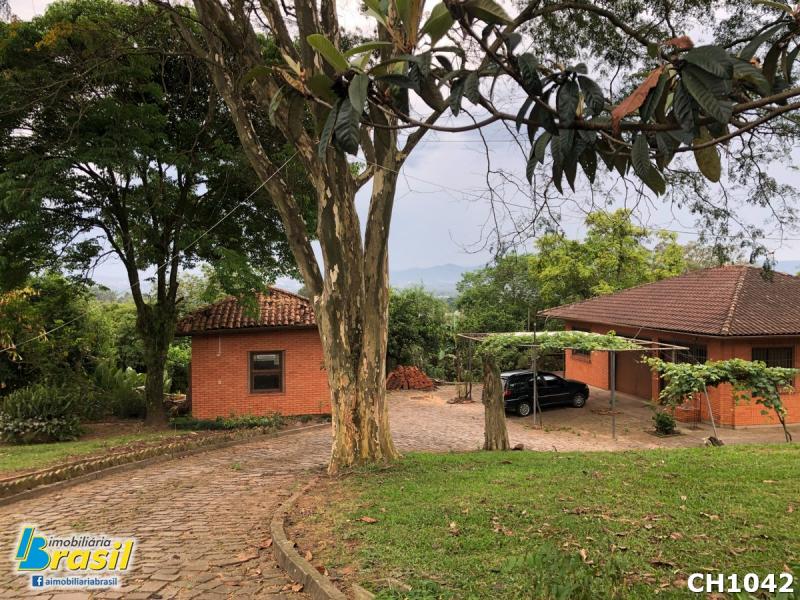 Linda chácara com 39.328m²             