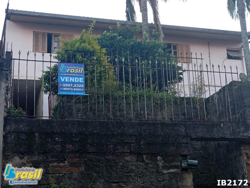 Amplo sobrado com boa localização        