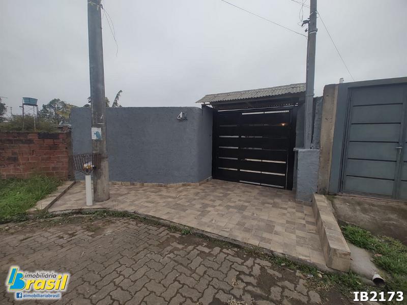 Ampla casa de alvenaria com suíte e piscina