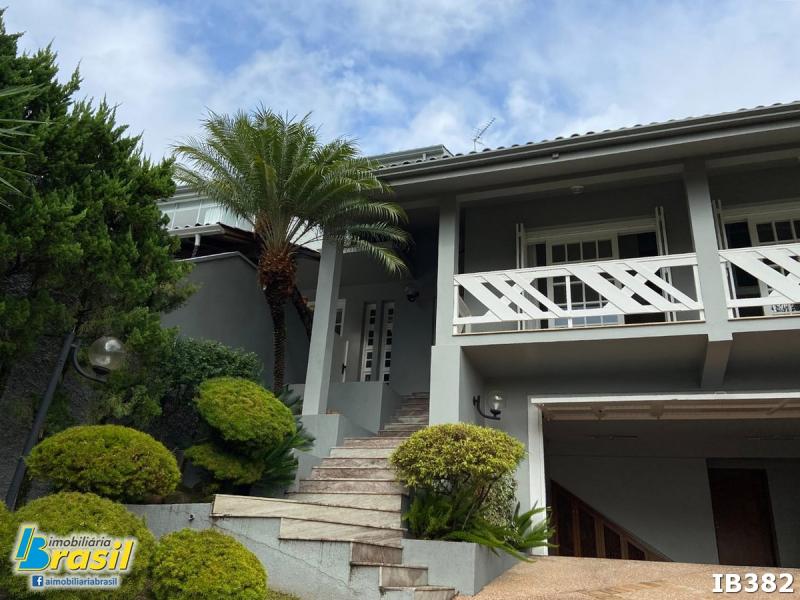 Excelente residência com 348 m²