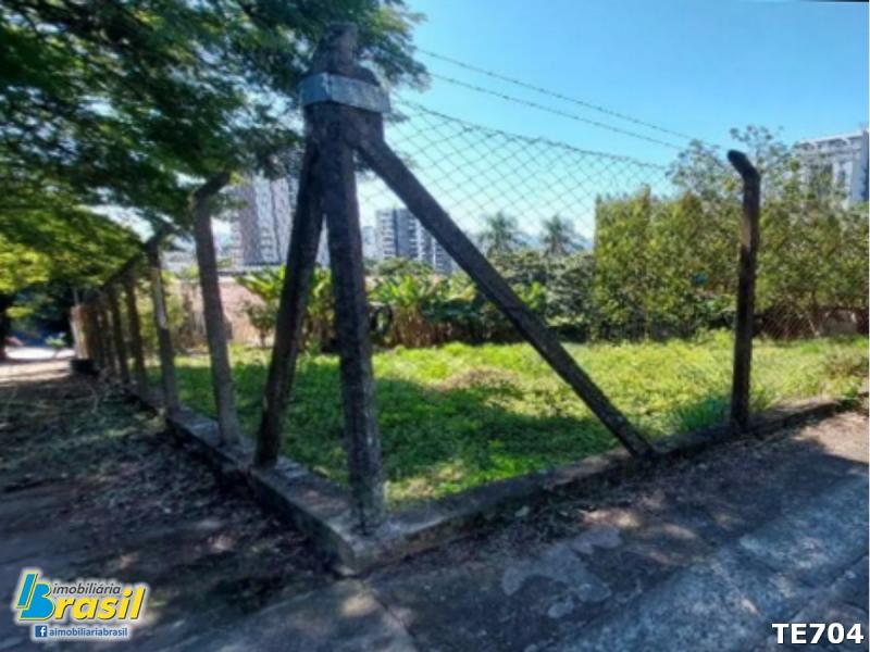 Terreno de esquina amplo e ótima localização