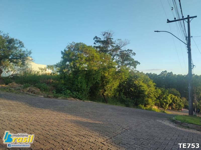 Terreno de esquina com boa localização                                  