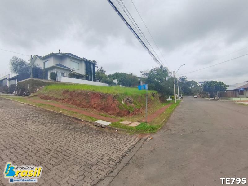 Terreno de esquina com ótima localização   