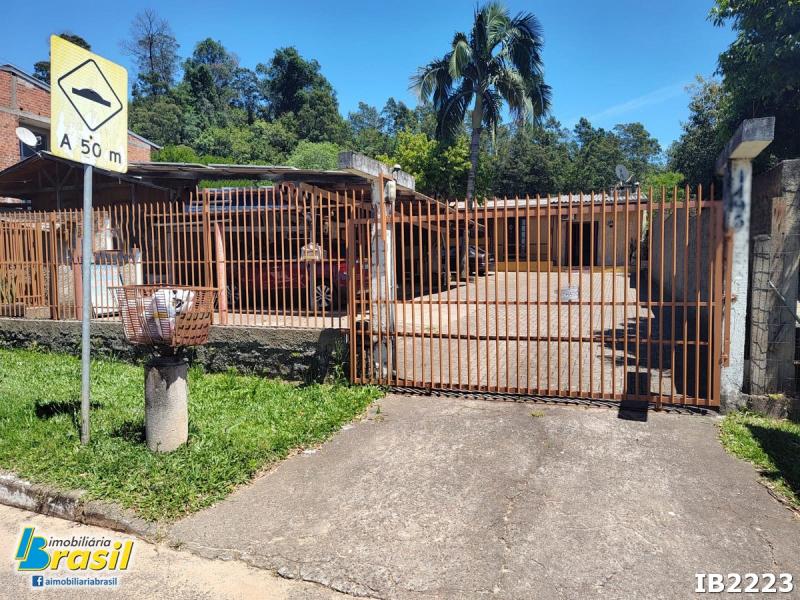 Casa mista com placa solar e poço artesiano