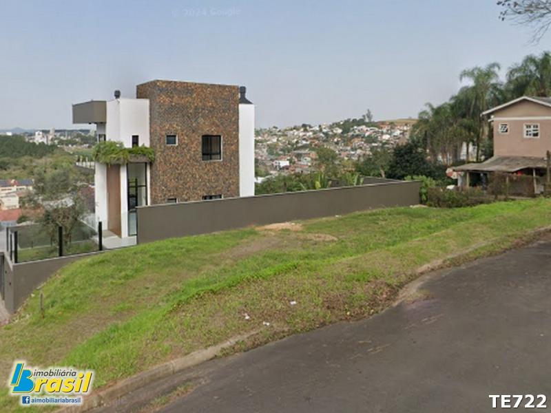 Amplo terreno de esquina                         