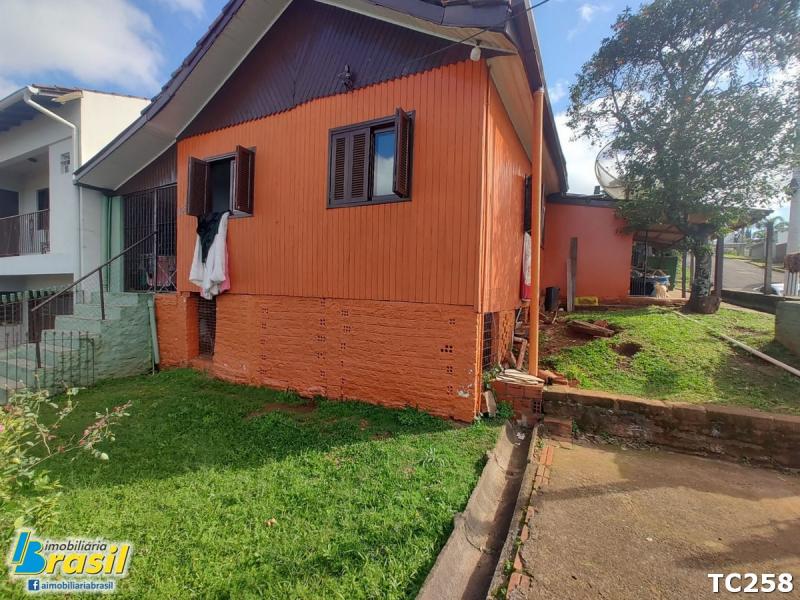 Casa mista de esquina com 3 dormitórios                                                                                     